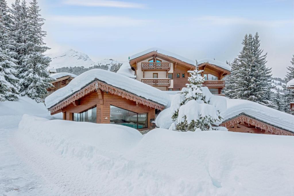 クールシュヴェルにあるHôtel Les Sherpasの雪山家