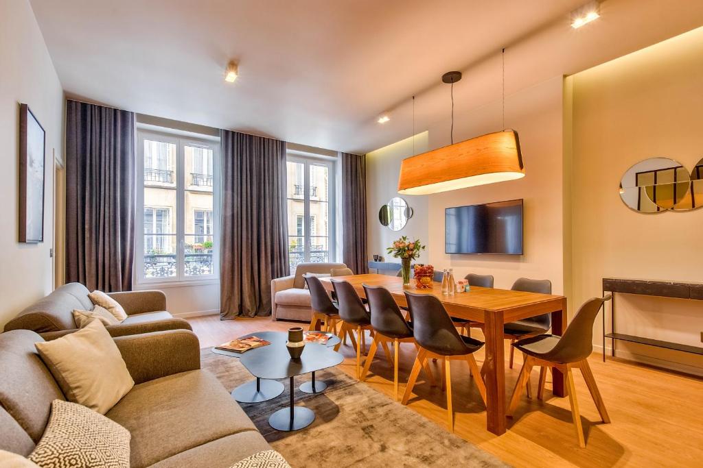 un salon avec un canapé et une table dans l'établissement 111- Urban Théâtre de la Madeleine, à Paris