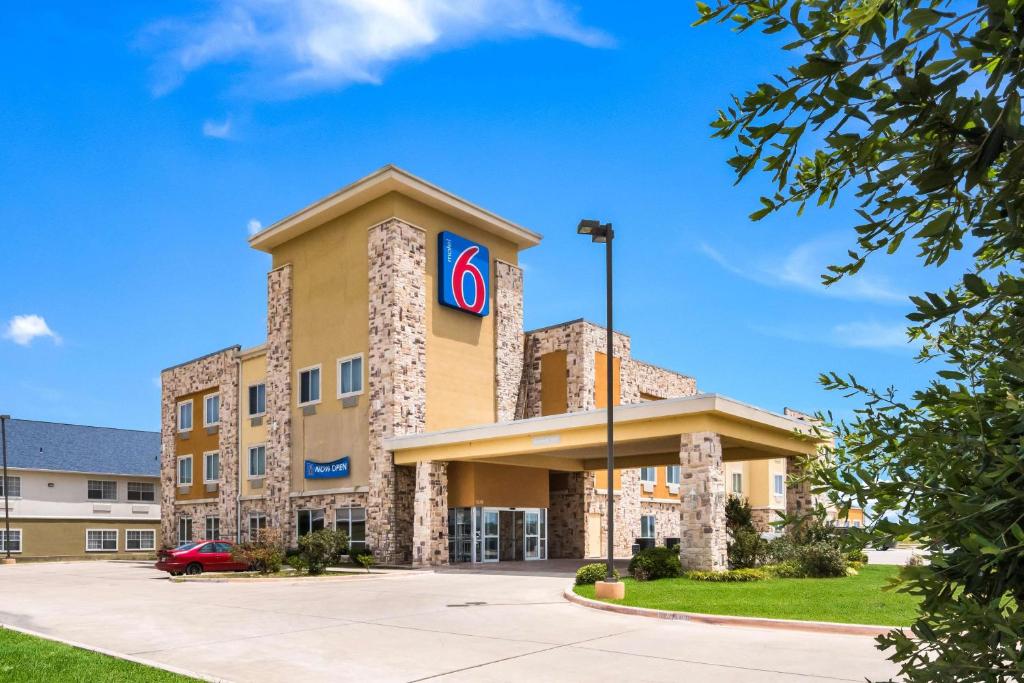 un edificio con un cartel en la parte delantera en Motel 6-Mineral Wells, TX en Mineral Wells