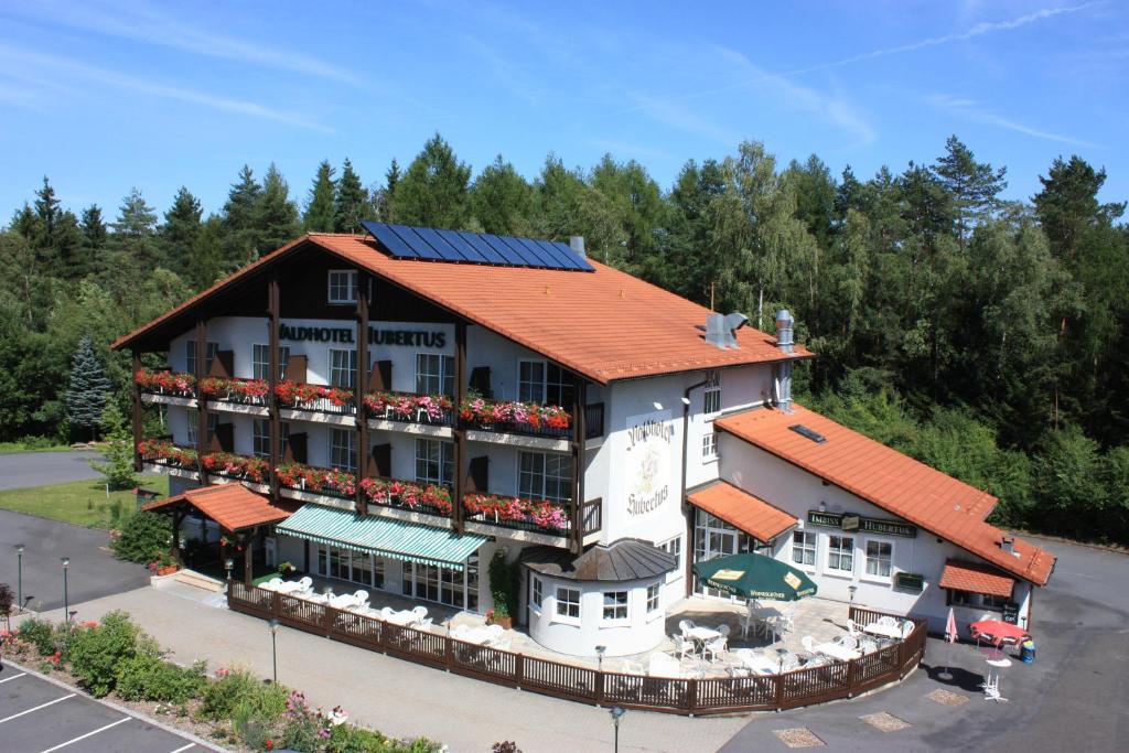 eine Luftansicht eines Hotels mit orangefarbenem Dach in der Unterkunft Waldhotel Hubertus in Eisfeld