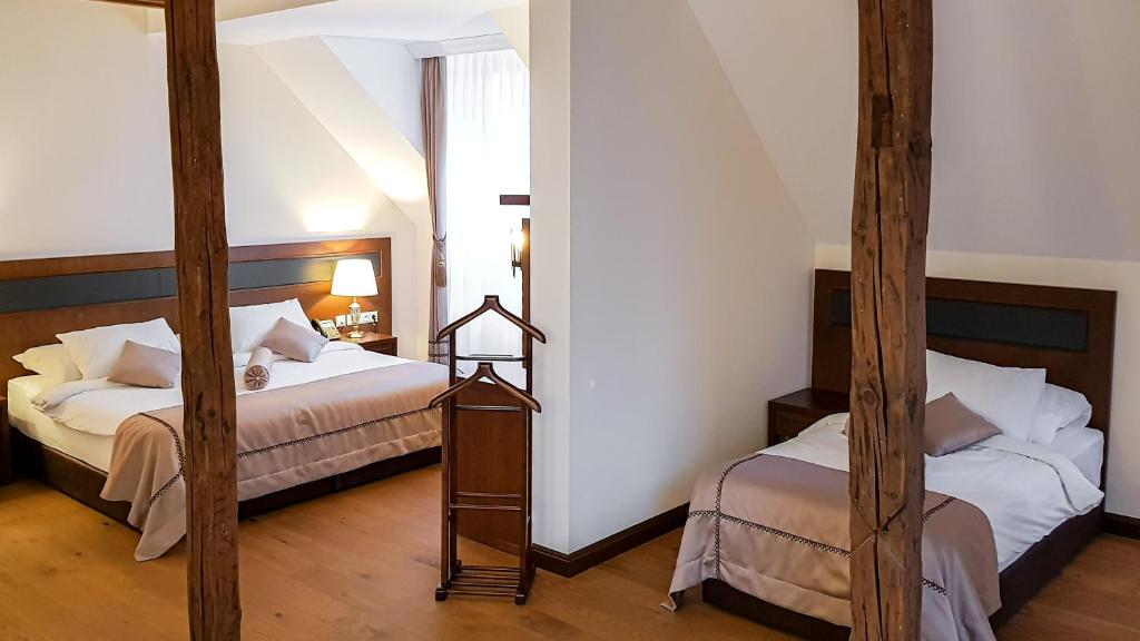 Postel nebo postele na pokoji v ubytování Hotel Michael's Palace