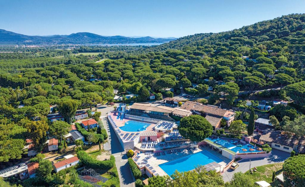 une vue aérienne d'un complexe hôtelier avec deux piscines dans l'établissement Camping Montana Parc - Gassin Golfe de St Tropez - Maeva, à Gassin
