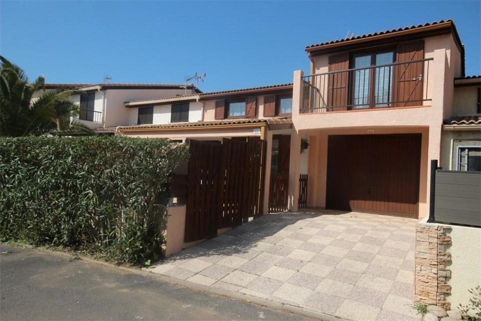 a large house with a gate and a garage at Domaine de vacances à 600m de la plage villa 3 chambres climatisées 7 couchages WIFI terrasse parking animations et piscines en supplément LRPDSR8 in Portiragnes