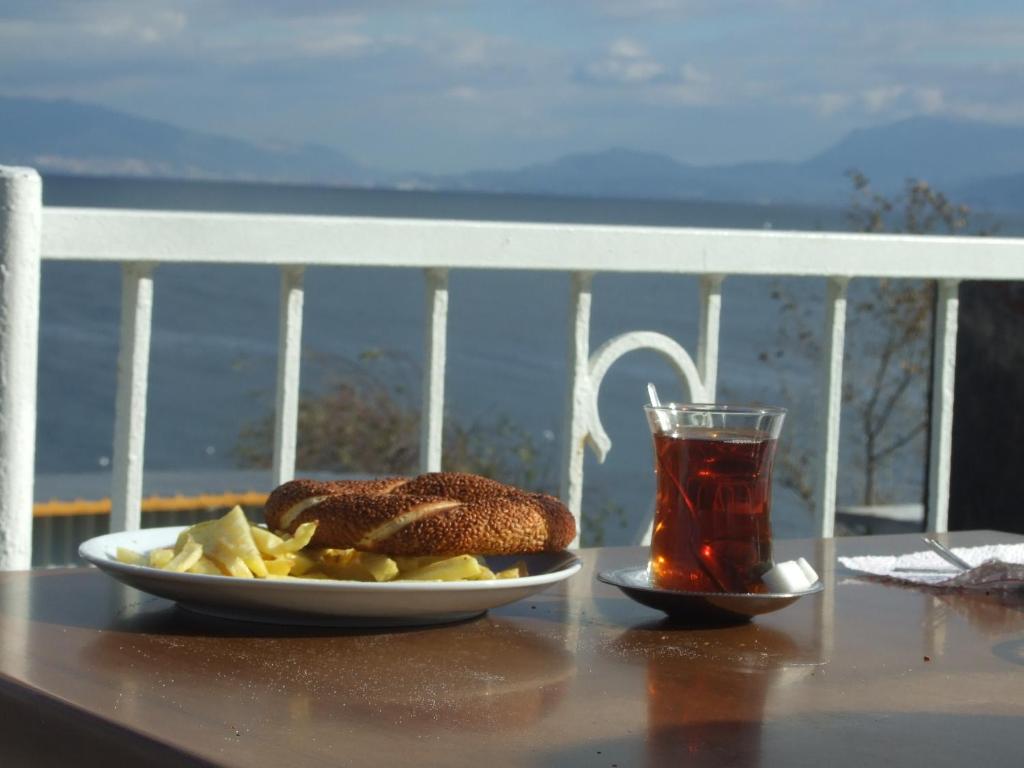 einen Teller mit Essen und einen Drink auf dem Tisch in der Unterkunft Hotel Mudanya in Mudanya