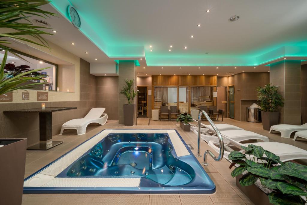 a jacuzzi tub in the middle of a lobby at Bükkös Hotel & Spa in Szentendre