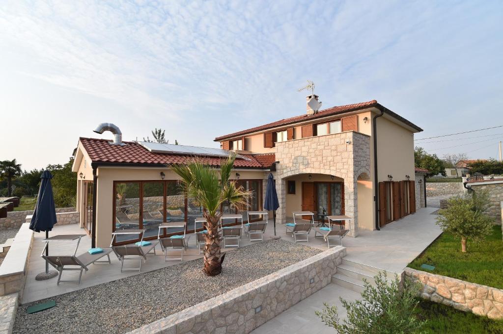 Villa Muskatel KRK -with heated covered pool