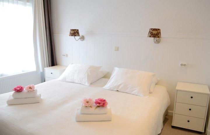 Postel nebo postele na pokoji v ubytování Hotel 't Witte Huys Scheveningen