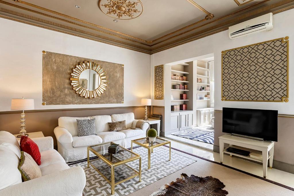 uma sala de estar com um sofá e uma televisão em HoHomes - Centric Design Apartment em Barcelona