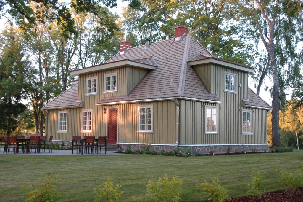 ein Haus mit einem Gameradach auf einem Hof in der Unterkunft Joosti Puhkemaja in Tõutsi