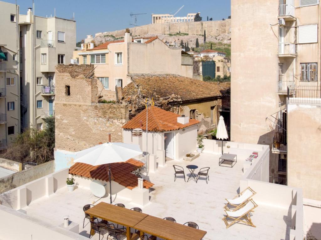 balkon ze stołem, krzesłami i parasolem w obiekcie Acropolis Heights at the foot of the Parthenon w Atenach