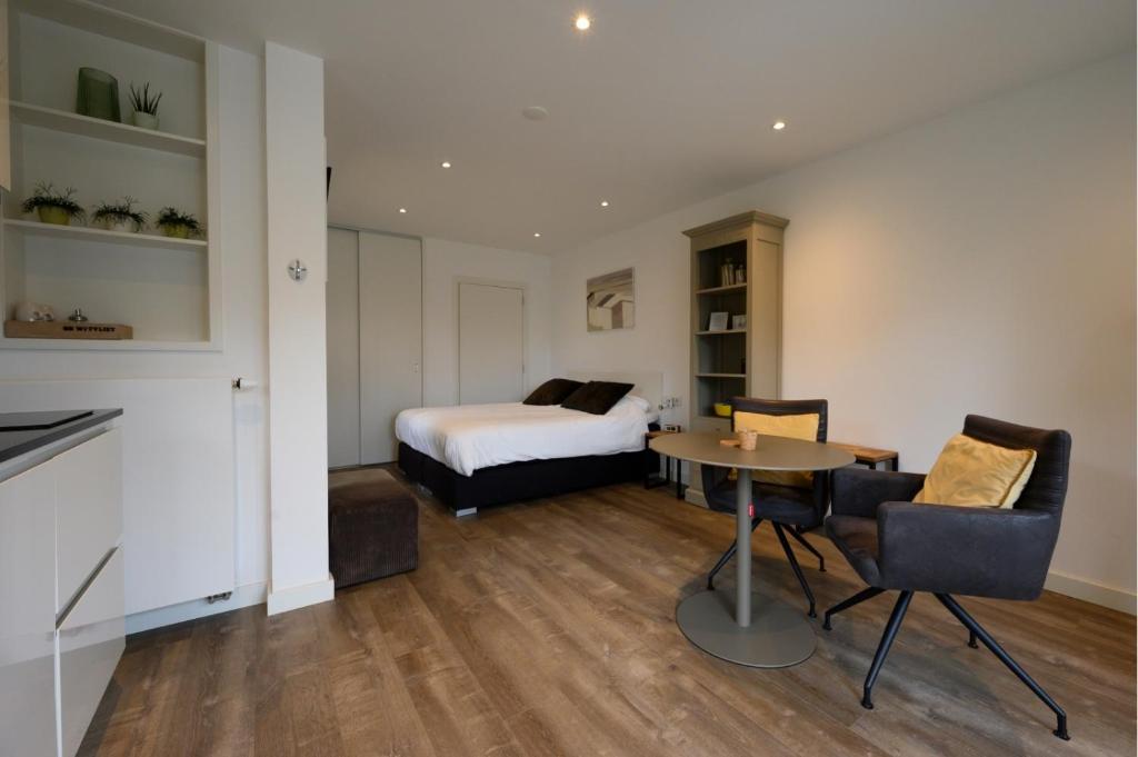 Postel nebo postele na pokoji v ubytování B&B Witvliet, kamers en studio met heerlijk ontbijt !