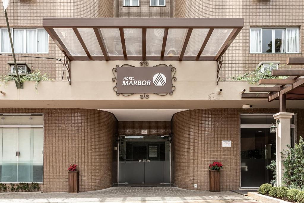 un edificio con una señal que lee el Marriott en Hotel Marbor en Mogi das Cruzes