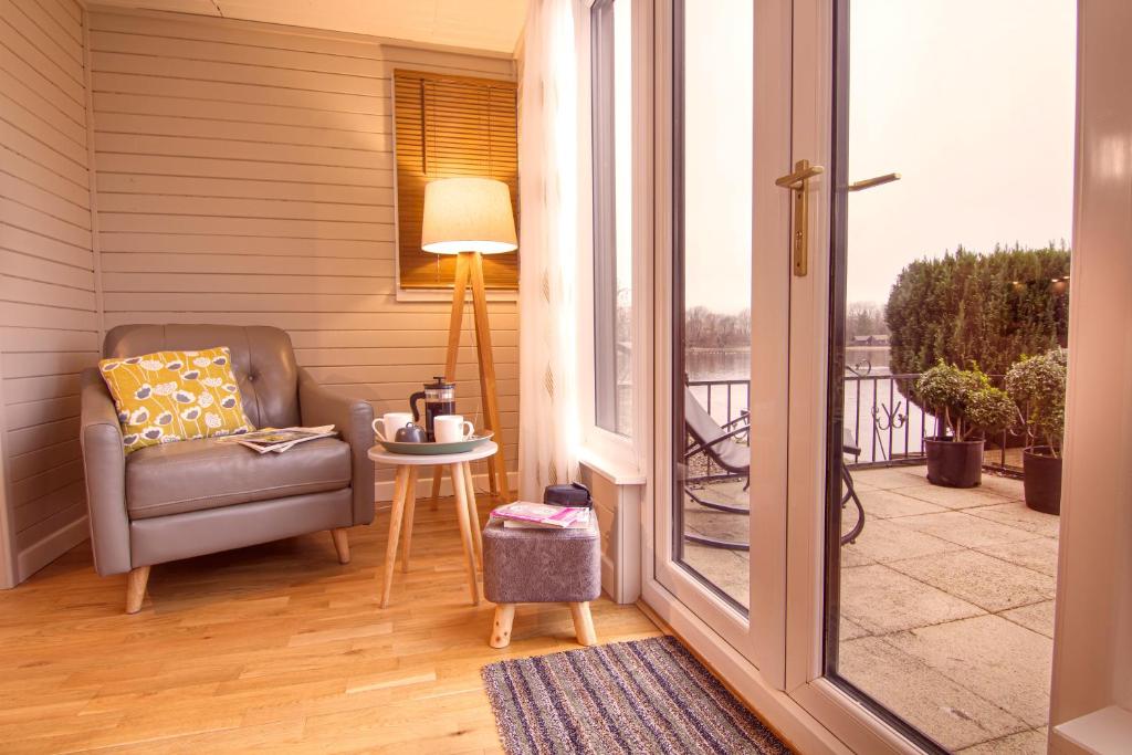 Posezení v ubytování Keer lodge - Pine Lake Resort