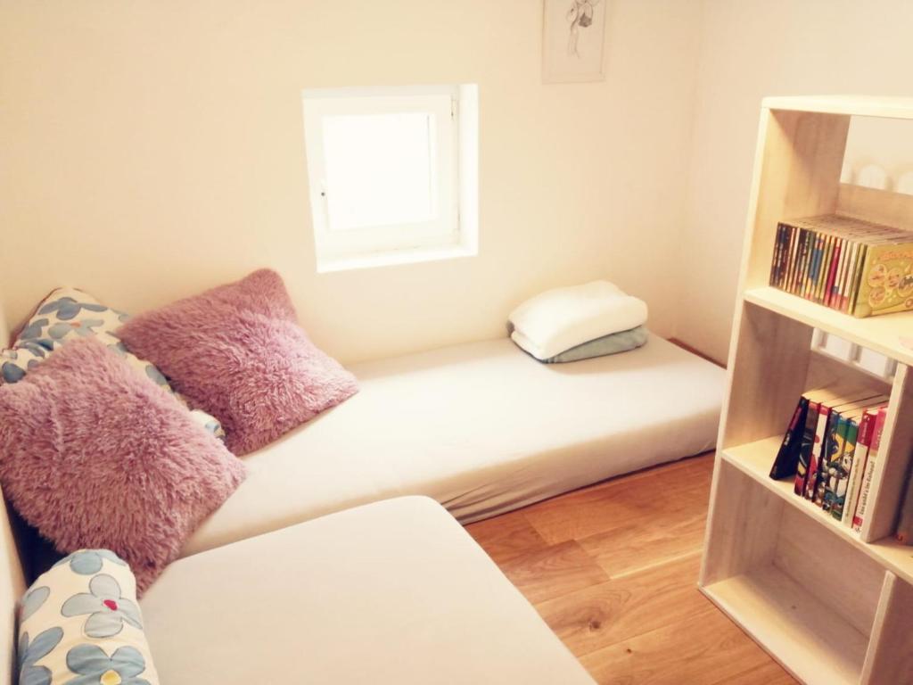 ズルツフェルト・アム・マインにあるFerienwohnung Hornigのソファ、枕、窓が備わる客室です。