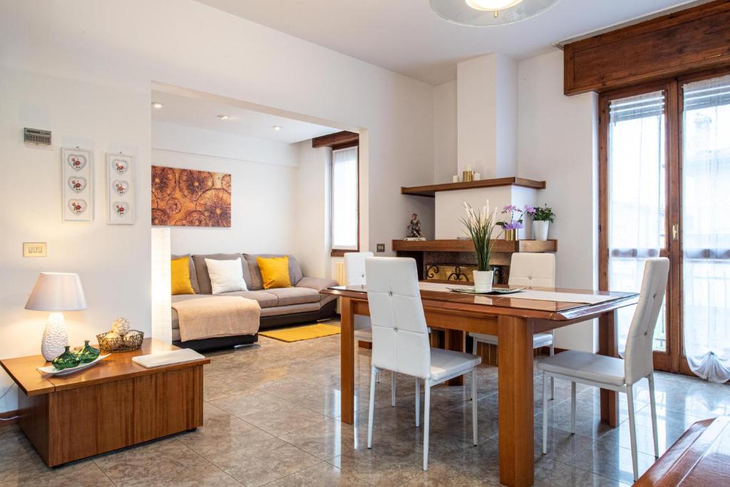een eetkamer en een woonkamer met een tafel en stoelen bij Il Terrazzino sul Lago in Bellagio