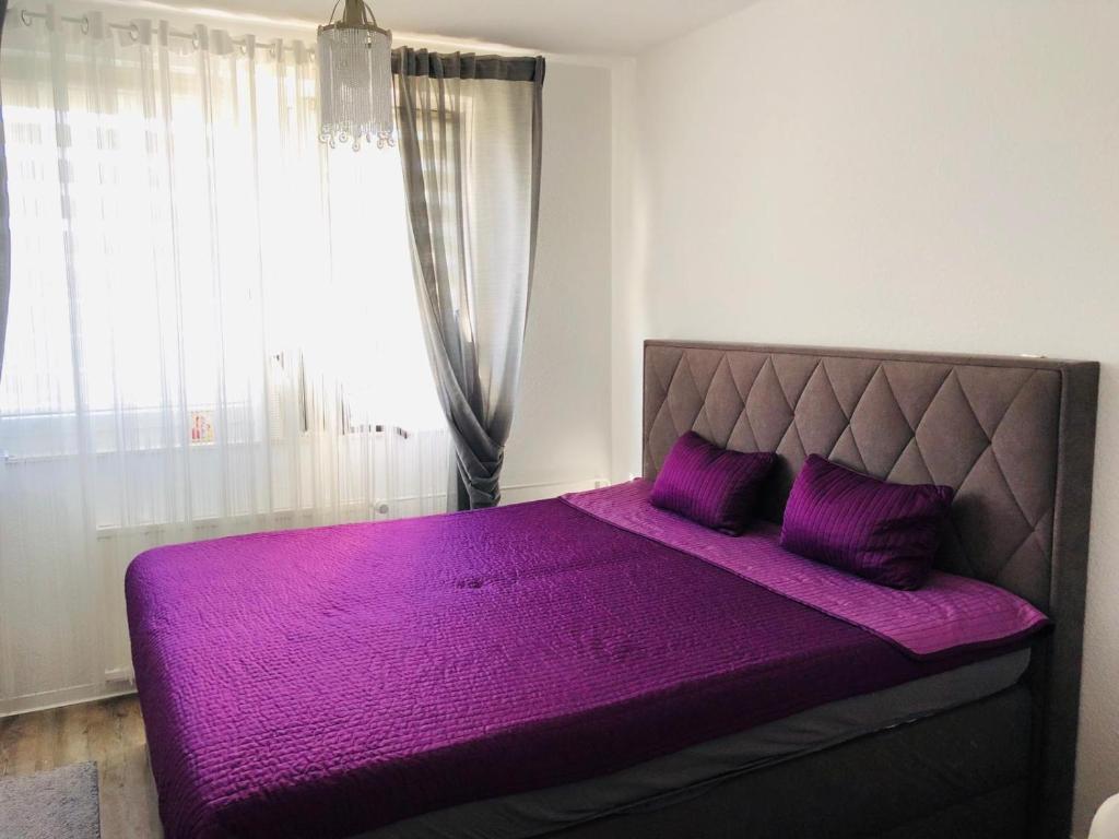 Cama o camas de una habitación en Homely Apartments near Exhibition Center