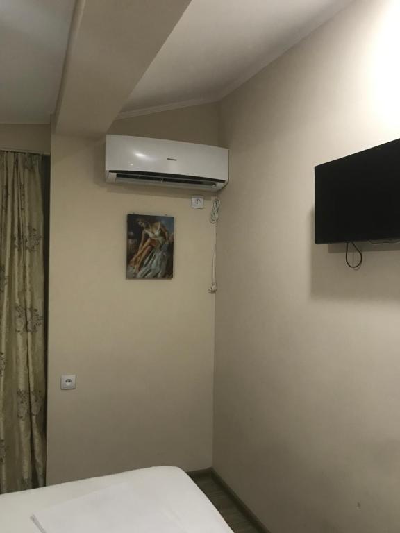TV a/nebo společenská místnost v ubytování Appartment in heart of tbilisi