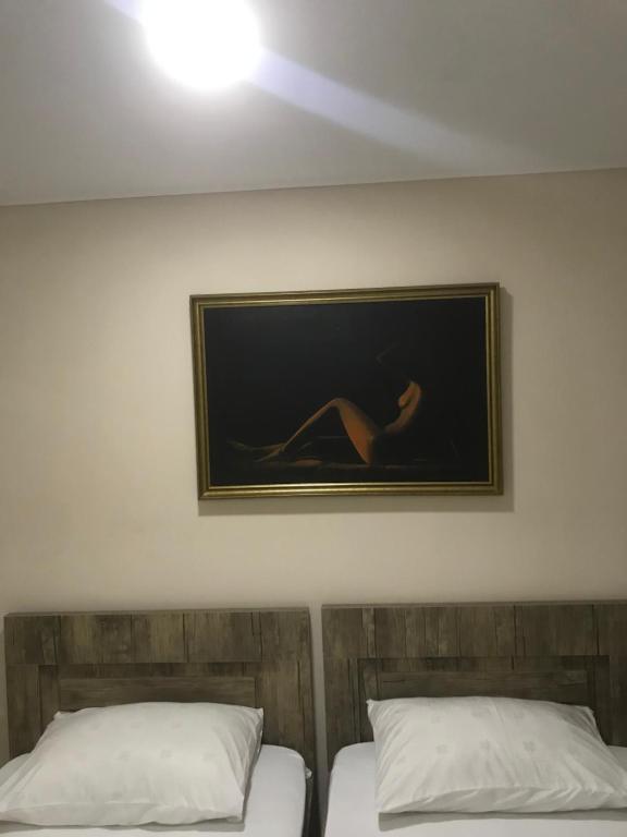 Postel nebo postele na pokoji v ubytování Appartment in heart of tbilisi