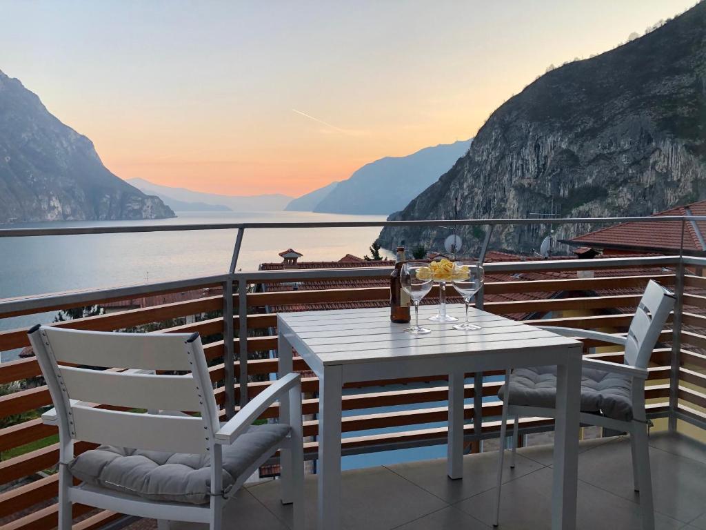 een tafel en stoelen op een balkon met uitzicht op de oceaan bij Attico Lussuoso : Villa Letizia in Castro