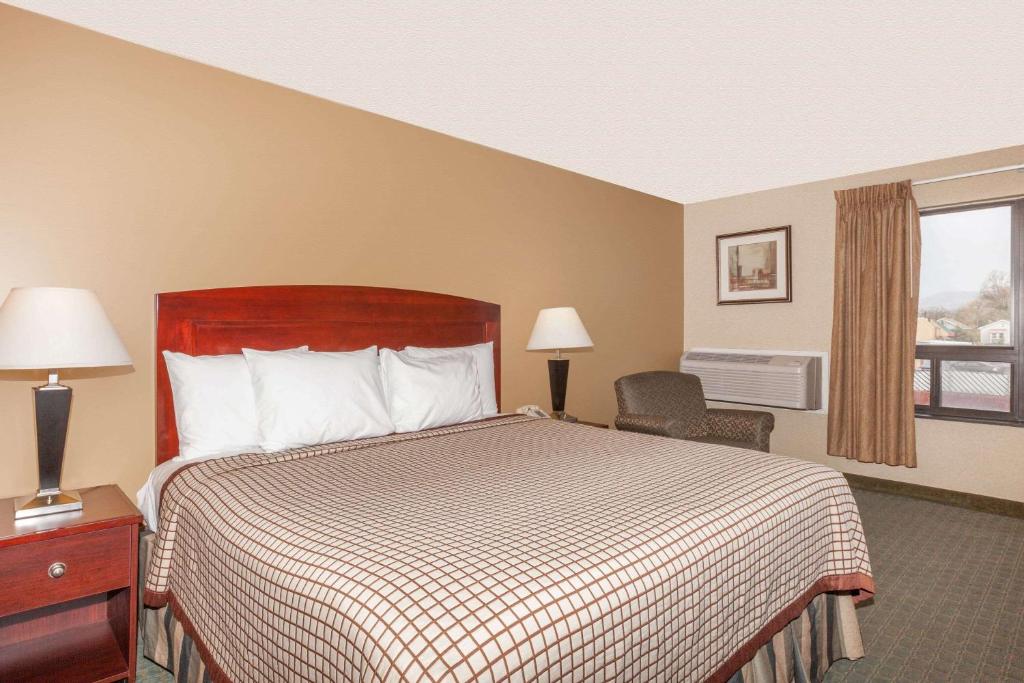 Postel nebo postele na pokoji v ubytování Days Inn by Wyndham Utica