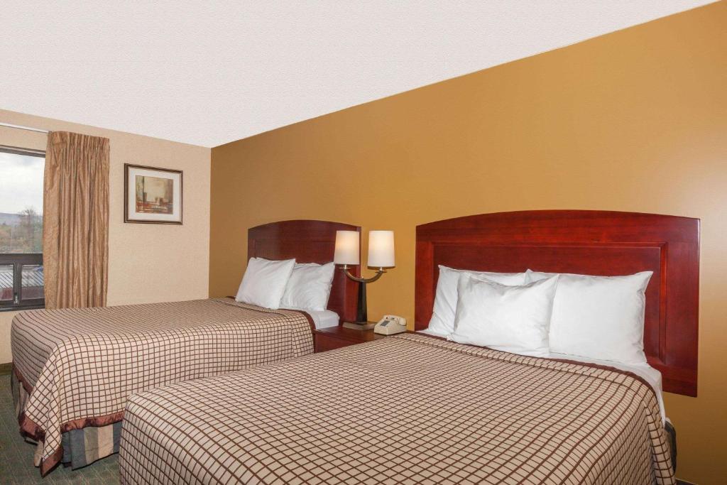 Postel nebo postele na pokoji v ubytování Days Inn by Wyndham Utica