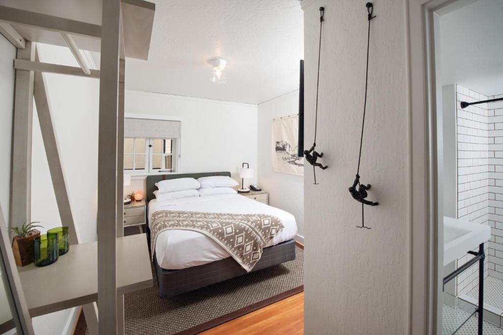 SCP Redmond Hotel - Standard Queen Room