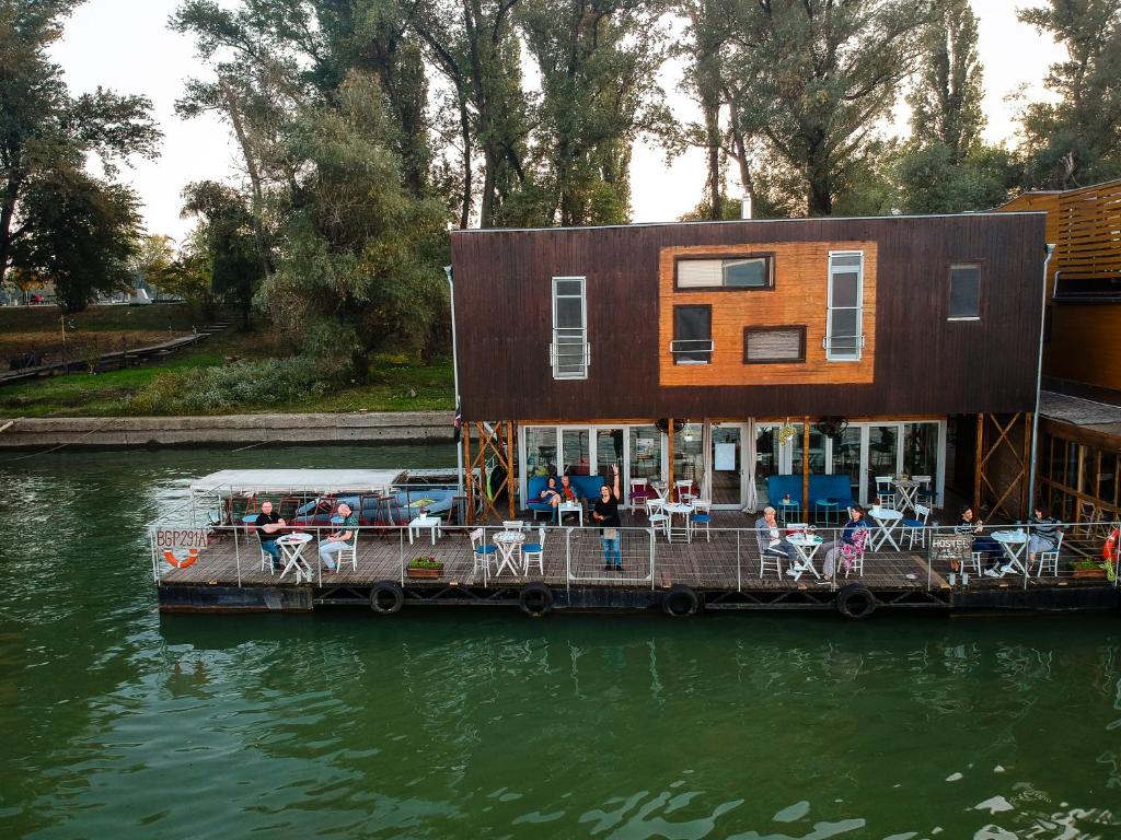 Výhled na řeku, která protéká v blízkosti hostelu