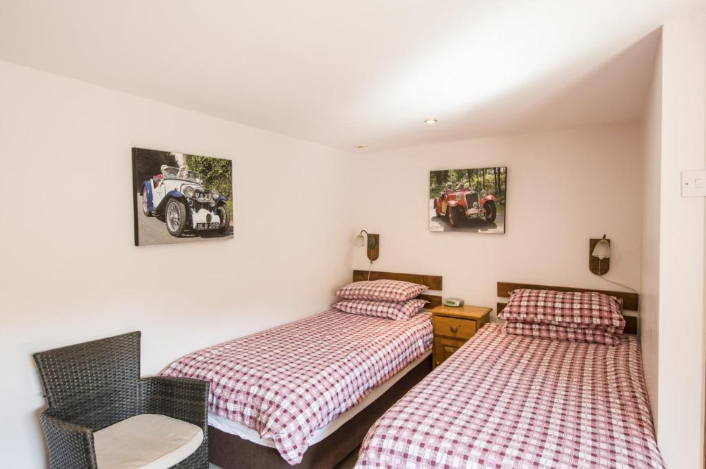 Llit o llits en una habitació de Llanerchindda Farm Guest House