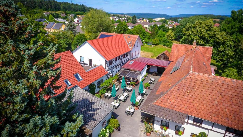 une vue de tête d'un bâtiment avec des toits rouges dans l'établissement Hotel- Landgasthof Baumhof-Tenne, à Marktheidenfeld