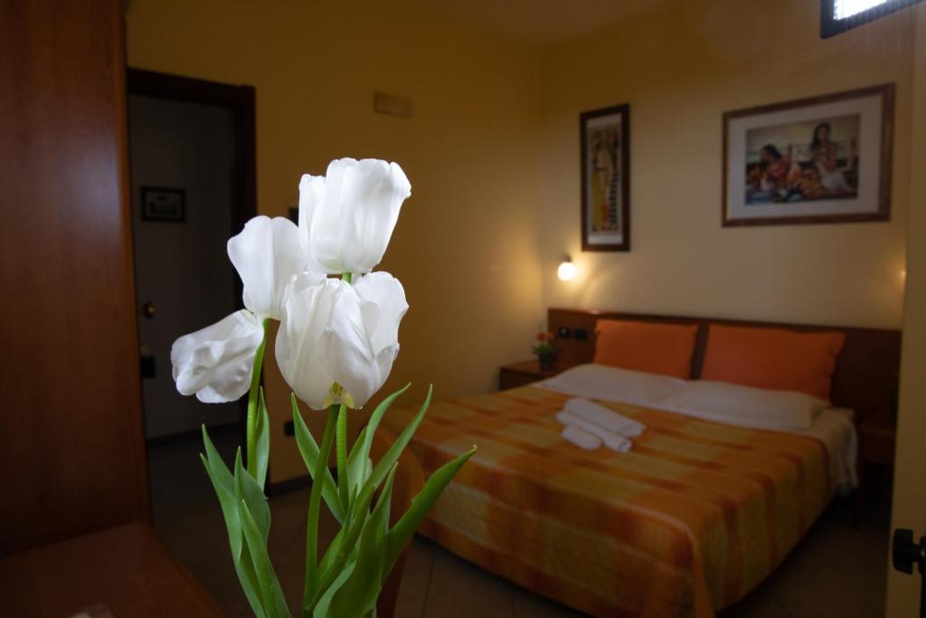 Postel nebo postele na pokoji v ubytování Hotel Merlino