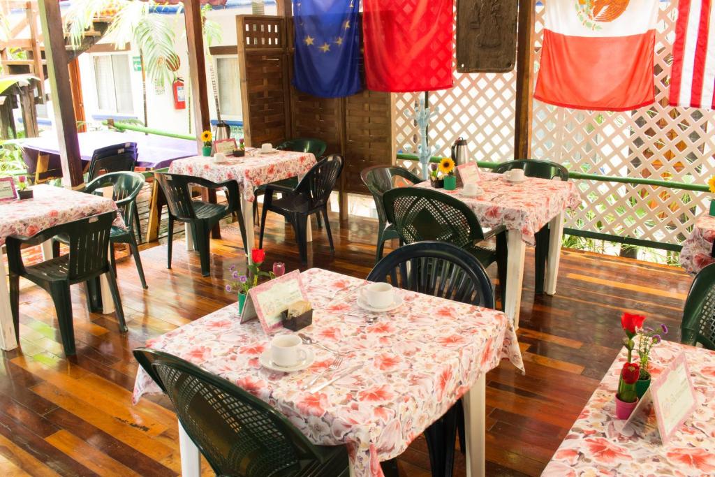 Um restaurante ou outro lugar para comer em Eco-hotel El Rey del Caribe