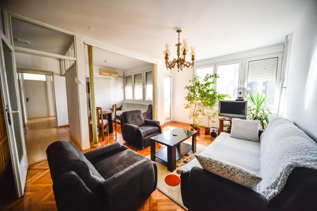 a living room with a couch and two chairs at Apartman Centar Lux in Pirot