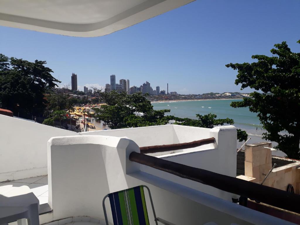 una vista sull'oceano dal balcone di una casa di Vista Mar Maravilhosa, Flat Habana a Natal