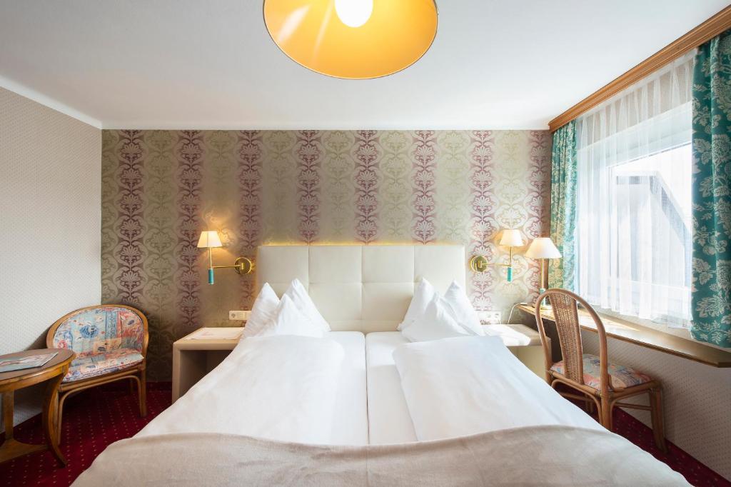 Postel nebo postele na pokoji v ubytování Hotel Landgasthof Altwirt