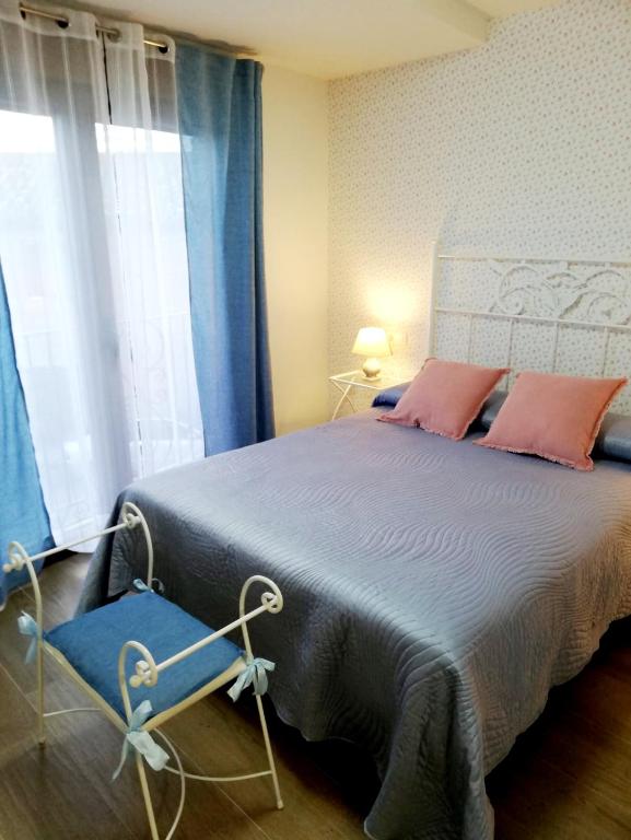A bed or beds in a room at Amanece Monegrillo Apartamentos