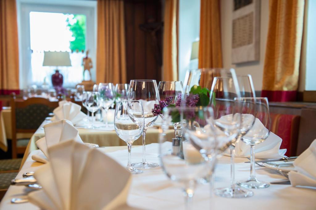 Nápoje v ubytování Hotel Landgasthof Altwirt