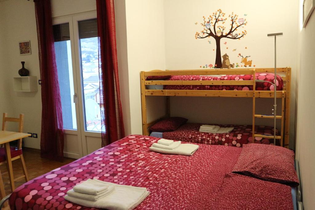 1 dormitorio con 2 literas y toallas. en B&B Taramelli en Trento