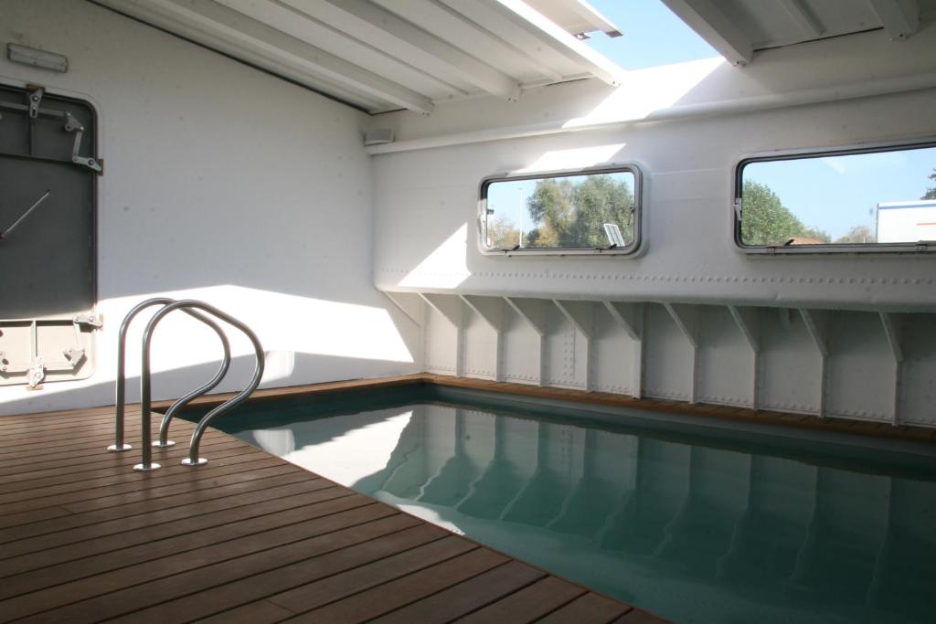 Bazén v ubytování B&B Droomboot nebo v jeho okolí
