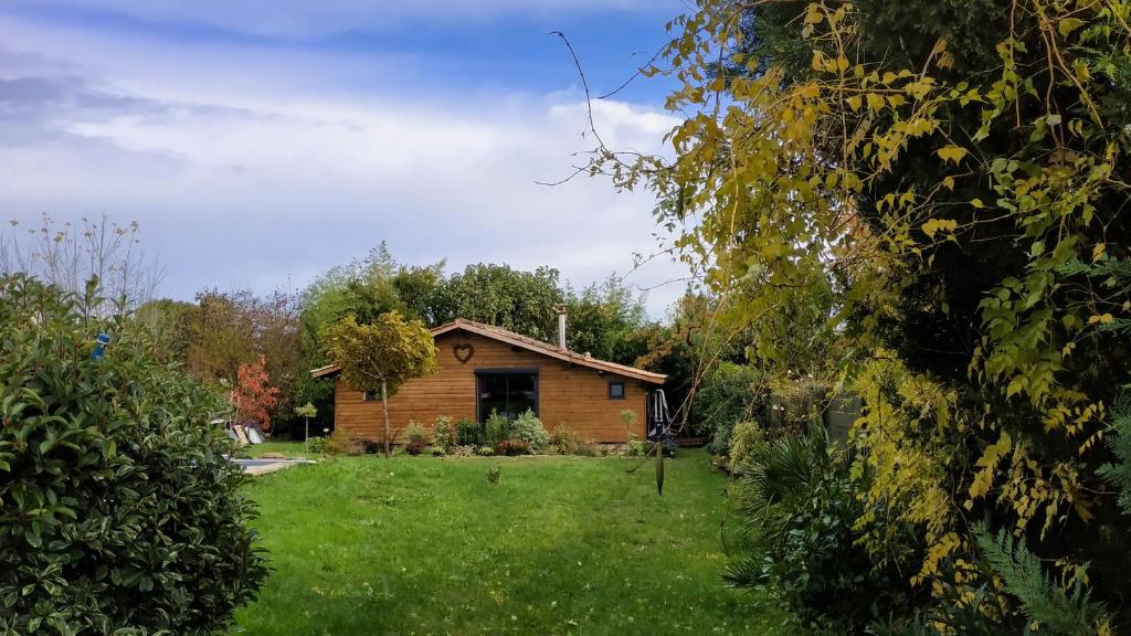 una casa en medio de un patio en Chalet des 2 moutons, en Le Taillan-Médoc