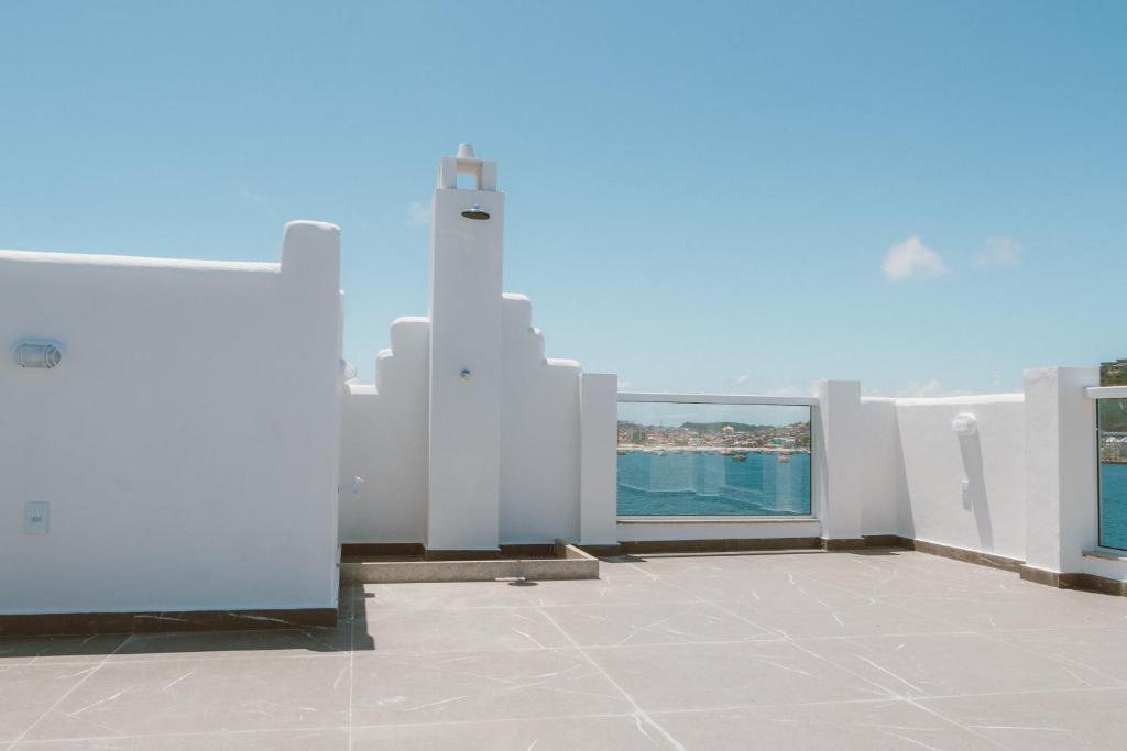 vistas a la ciudad desde la parte superior de un edificio en Casa Santorini Terrace, en Arraial do Cabo