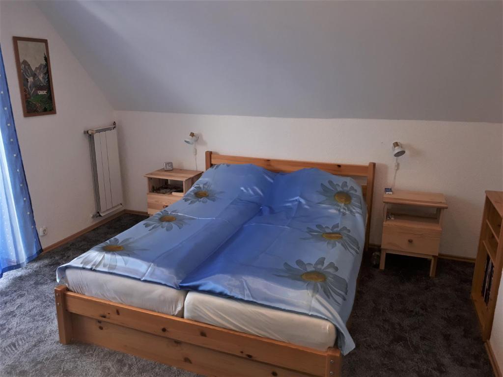 A bed or beds in a room at Dália Ház