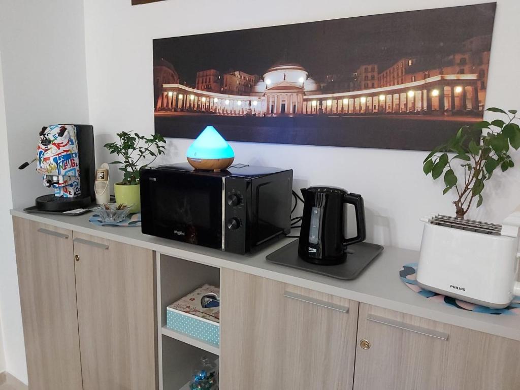 Zestaw do parzenia kawy i herbaty w obiekcie B&B Nonna Franca
