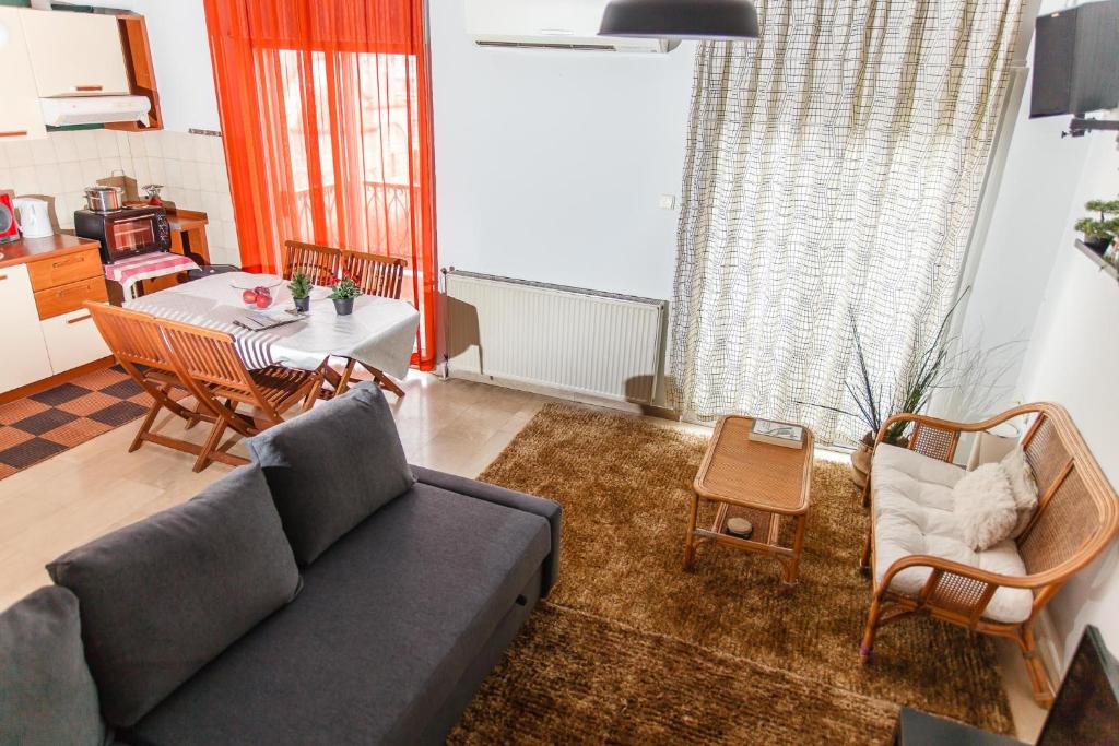 A seating area at Velis apartment Thessaloniki