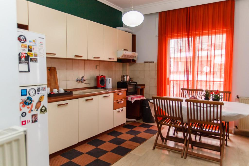A kitchen or kitchenette at Velis apartment Thessaloniki