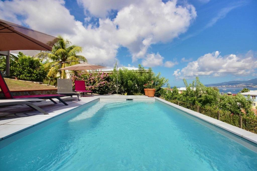 Piscina a Villa Cécia o a prop