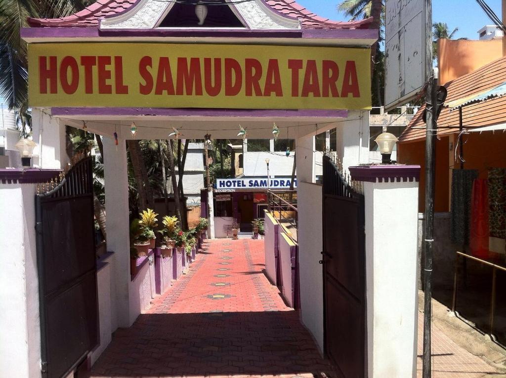 可瓦蘭的住宿－Hotel Samudra Tara，街边的Samudrataza标志酒店