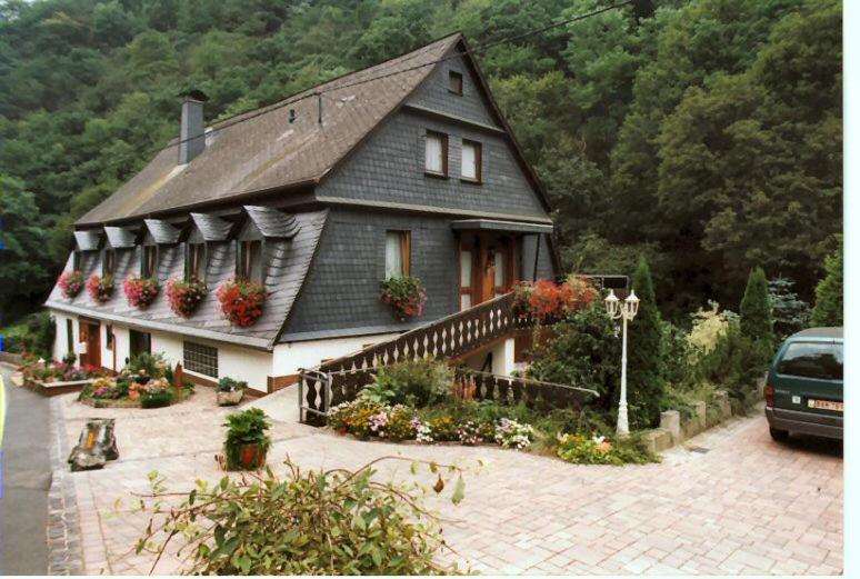 a house with flowers in front of it at Muehle-Maus in Sankt Goarshausen