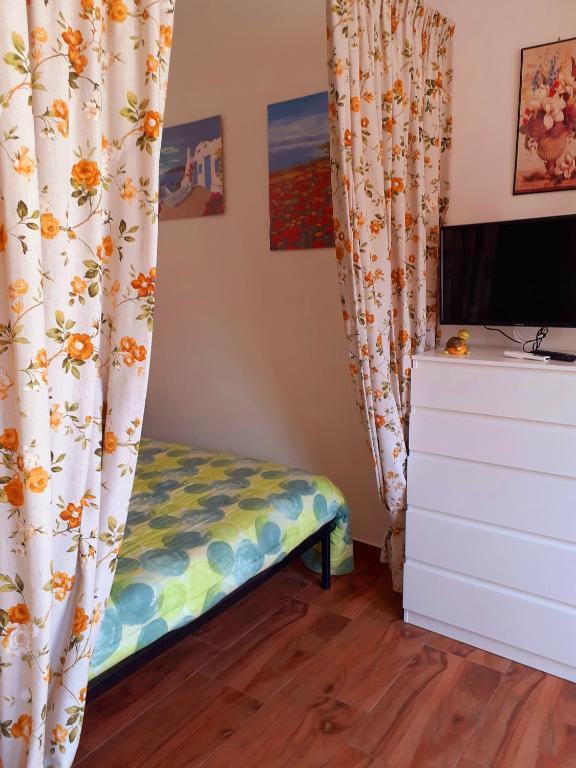 TV a/nebo společenská místnost v ubytování Case per vacanze La Fiaba