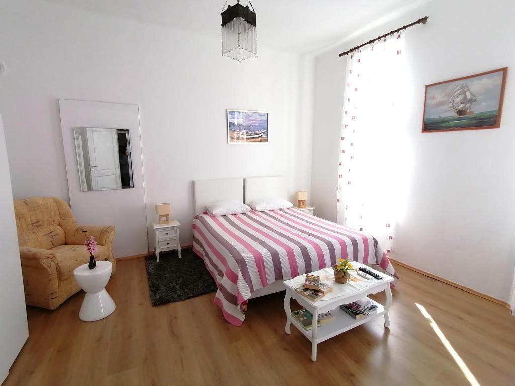 Posteľ alebo postele v izbe v ubytovaní Two-bedrooms apartment with balcony and sea view,near Old town