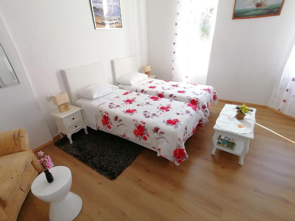 Posteľ alebo postele v izbe v ubytovaní Two-bedrooms apartment with balcony and sea view,near Old town